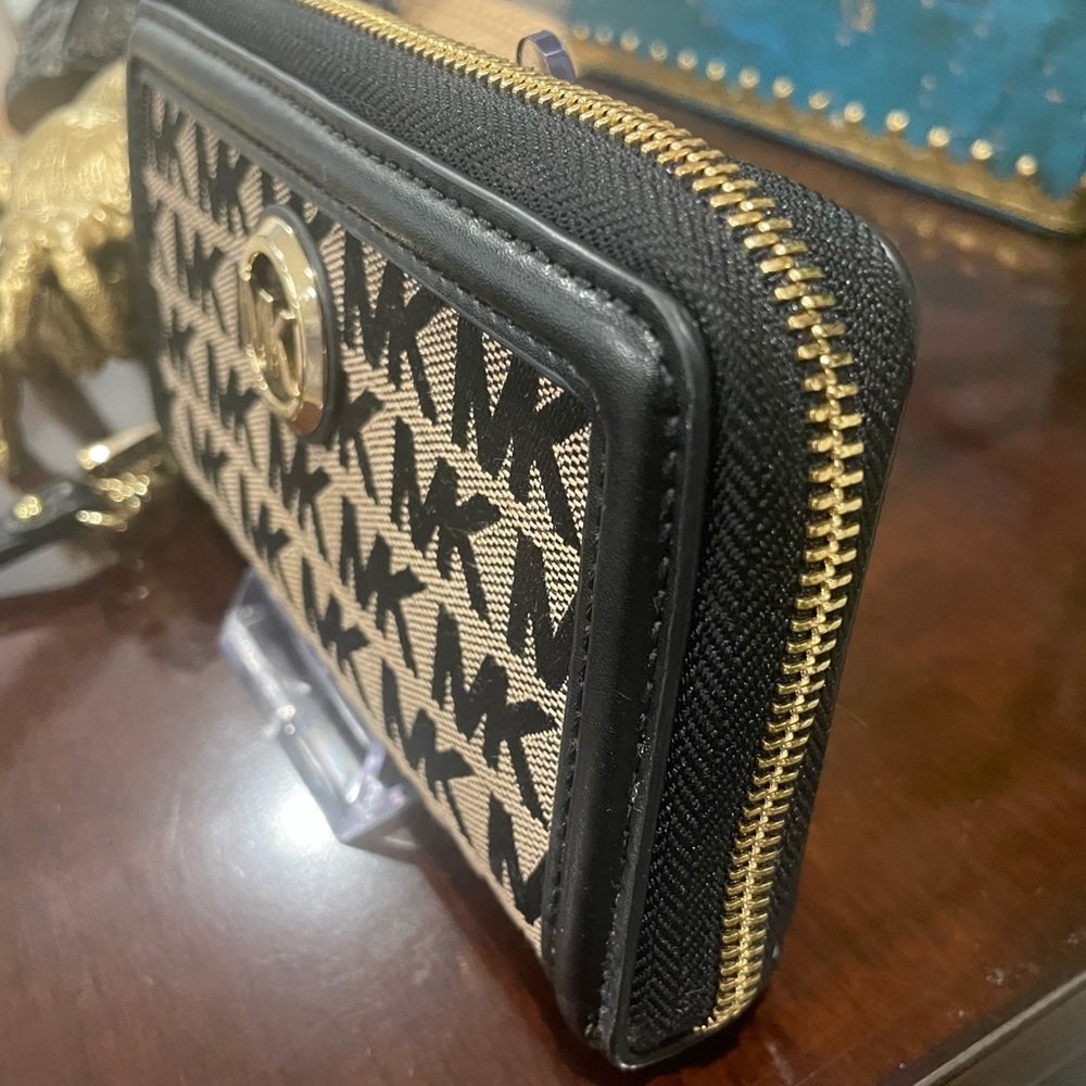 EUC Michael Kors Zip Wallet w/strap - Picture 3 of 17